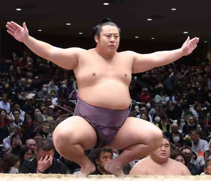 「暴力ともいえるぶつかり稽古を食らわせ、倒れると顔面を蹴り上げた」　イケメン力士「翔猿」の凄絶パワハラ　“女物のパンツを買ってこい”と強要も