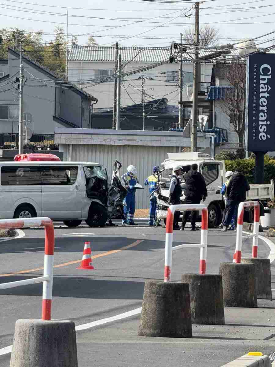 6カ月の女児が意識不明 ワゴン車とトラックが衝突 ワゴン車には30代の両親と女児、トラックには20代の男性が乗車 ワゴン車の車内にチャイルドシートは確認できず 現場は片側1車線の緩やかなカーブ
