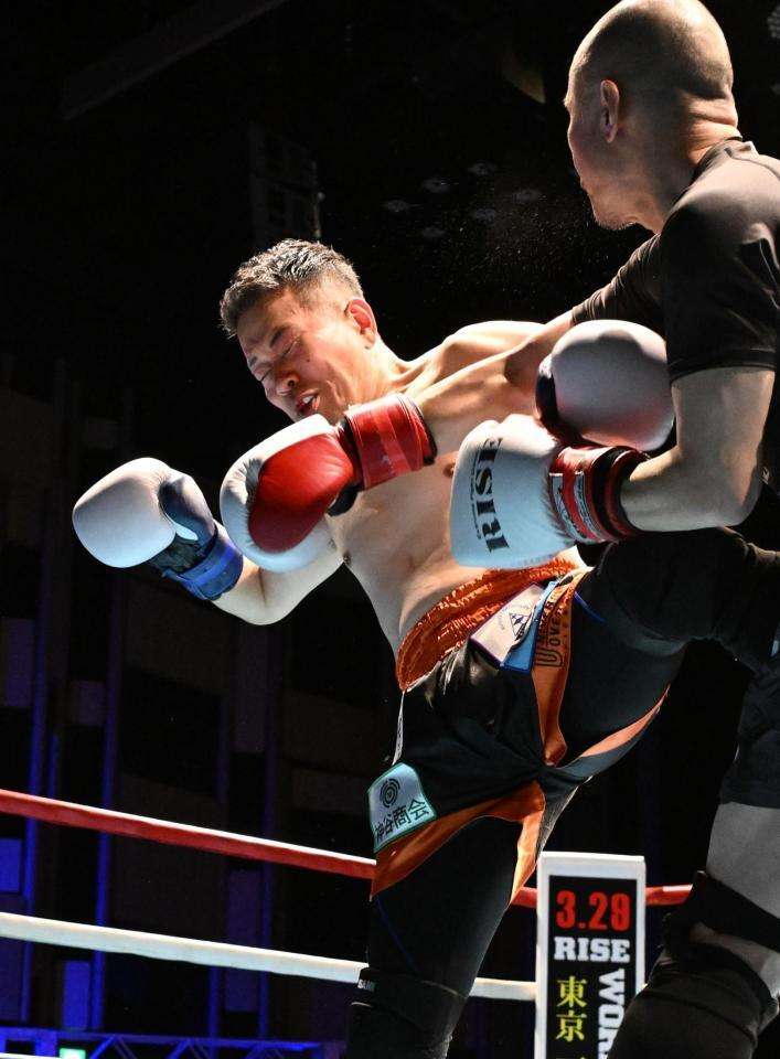 54歳、宮迫博之がキックボクシングデビューで健闘も判定負け PTA会長と死闘 バックハンドブロー披露もパンチ被弾でぐらつく 40歳以上限定アマ大会