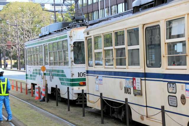 熊本市電同士が追突事故 6人搬送 電停で停車中の車両に後続の車両が追突