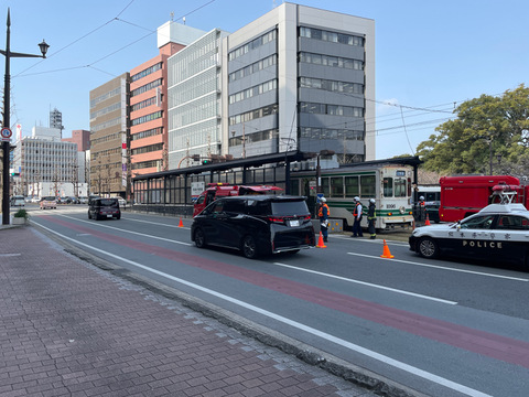 【速報】熊本市電同士が追突事故 6人搬送 電停で停車中の車両に後続の車両が追突