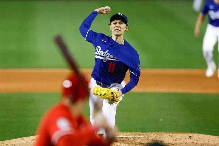 「佐々木朗希の才能は狂気の沙汰だ」MLBが震撼した“令和の怪物”のOP戦初登板。最速160キロの鮮烈デビューに衝撃「えげつないだろ…」