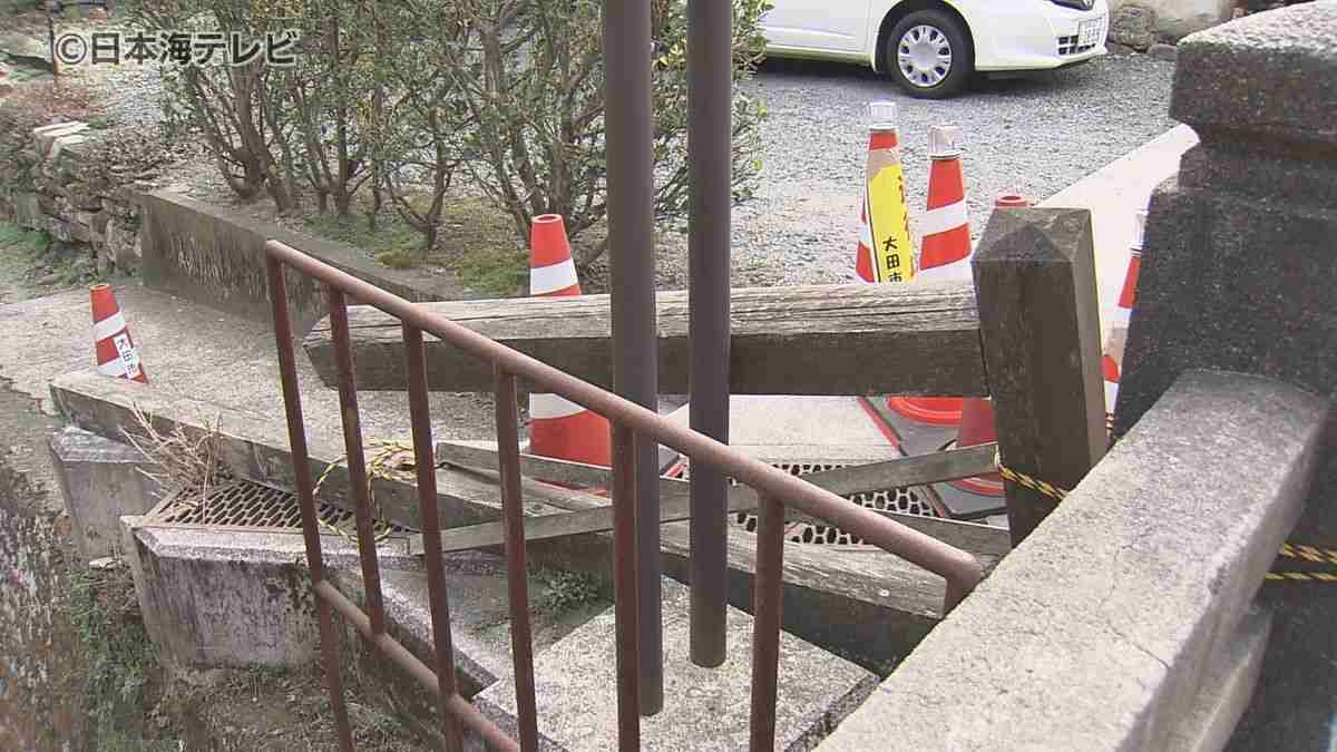 地方公務員の男性2人を書類送検　2023年3月に石見銀山遺跡内を観光していた女性が死亡　もたれかかった木製の柵が折れ川に転落