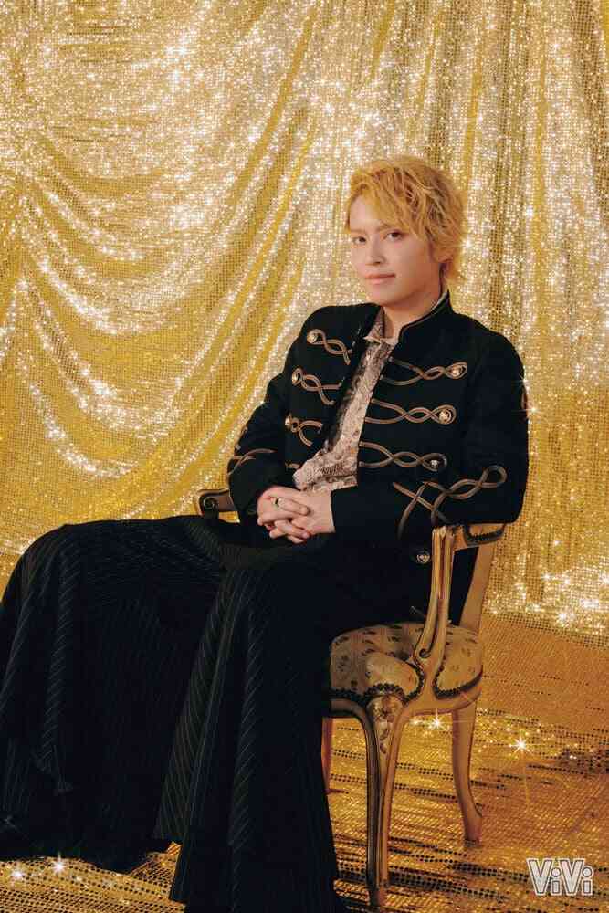 手越祐也、金バックで“王子様”のように微笑み 『ViVi』で特集&ポジティブ満載の「ステッカー」付録