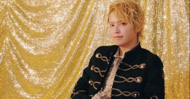 手越祐也、金バックで“王子様”のように微笑み　『ViVi』で特集＆ポジティブ満載の「ステッカー」付録  | ORICON NEWS