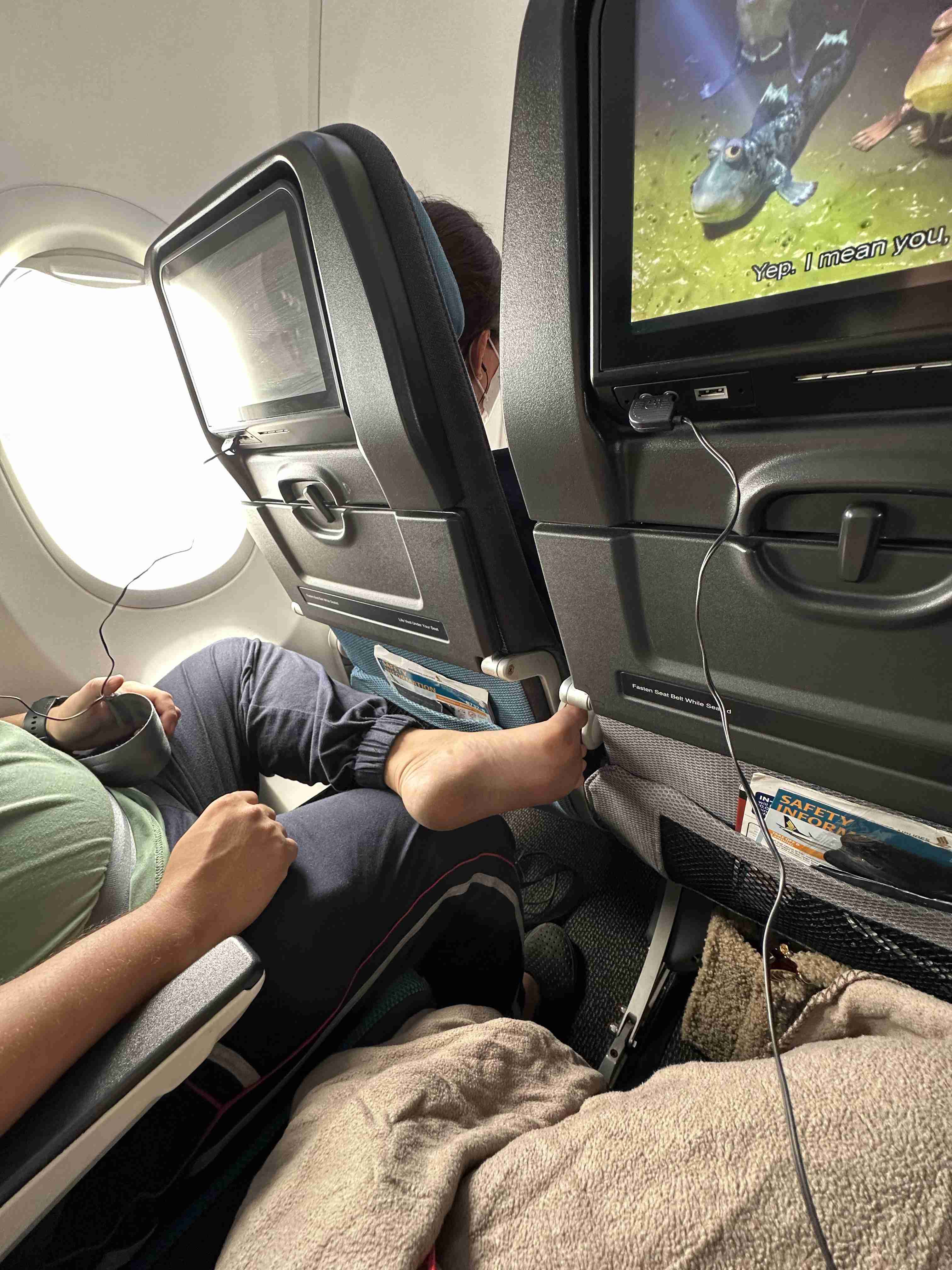 飛行機内で隣の乗客が「裸足」に...注意すべき? 足の裏を向けられた写真から移動中マナーの議論が白熱