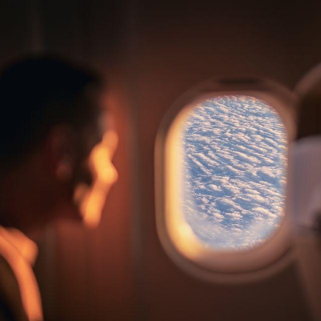 飛行機内で隣の乗客が「裸足」に...注意すべき？ 足の裏を向けられた写真から移動中マナーの議論が白熱（Harper’s BAZAAR（ハーパーズ バザー）） - Yahoo!ニュース
