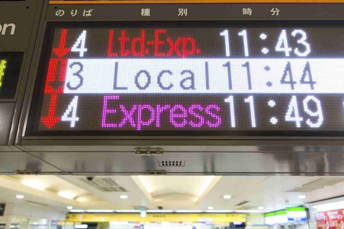 「日本語がなかなか表示されない！」駅や電車内の電光掲示板の“多言語表示”にストレスを感じる人たち 一方で鉄道関係者が「外国人利用客以外にもメリットがある」と指摘するワケ | マネーポストWEB