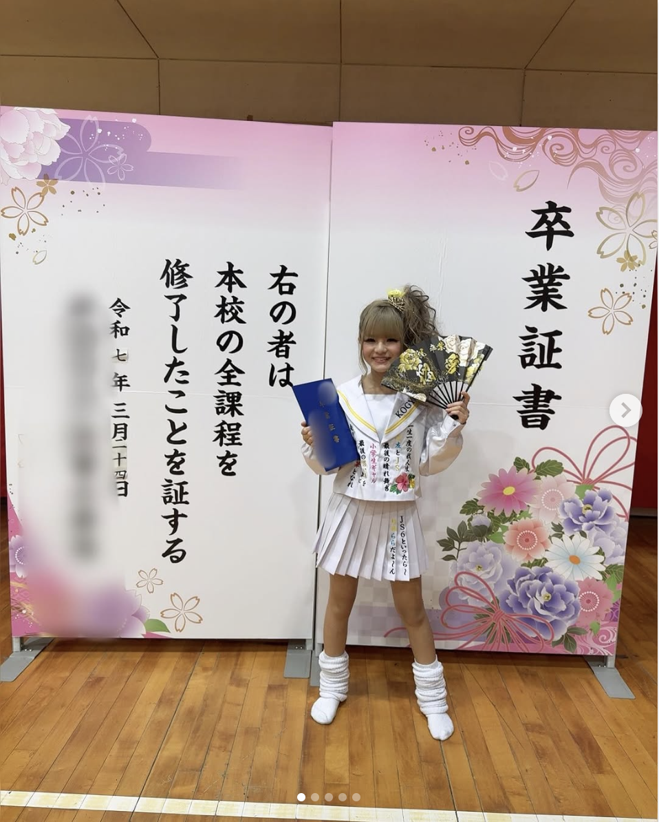“小学生ギャルモデル”りゅあ（12）、オリジナルの刺繍入り制服で小学校卒業を報告