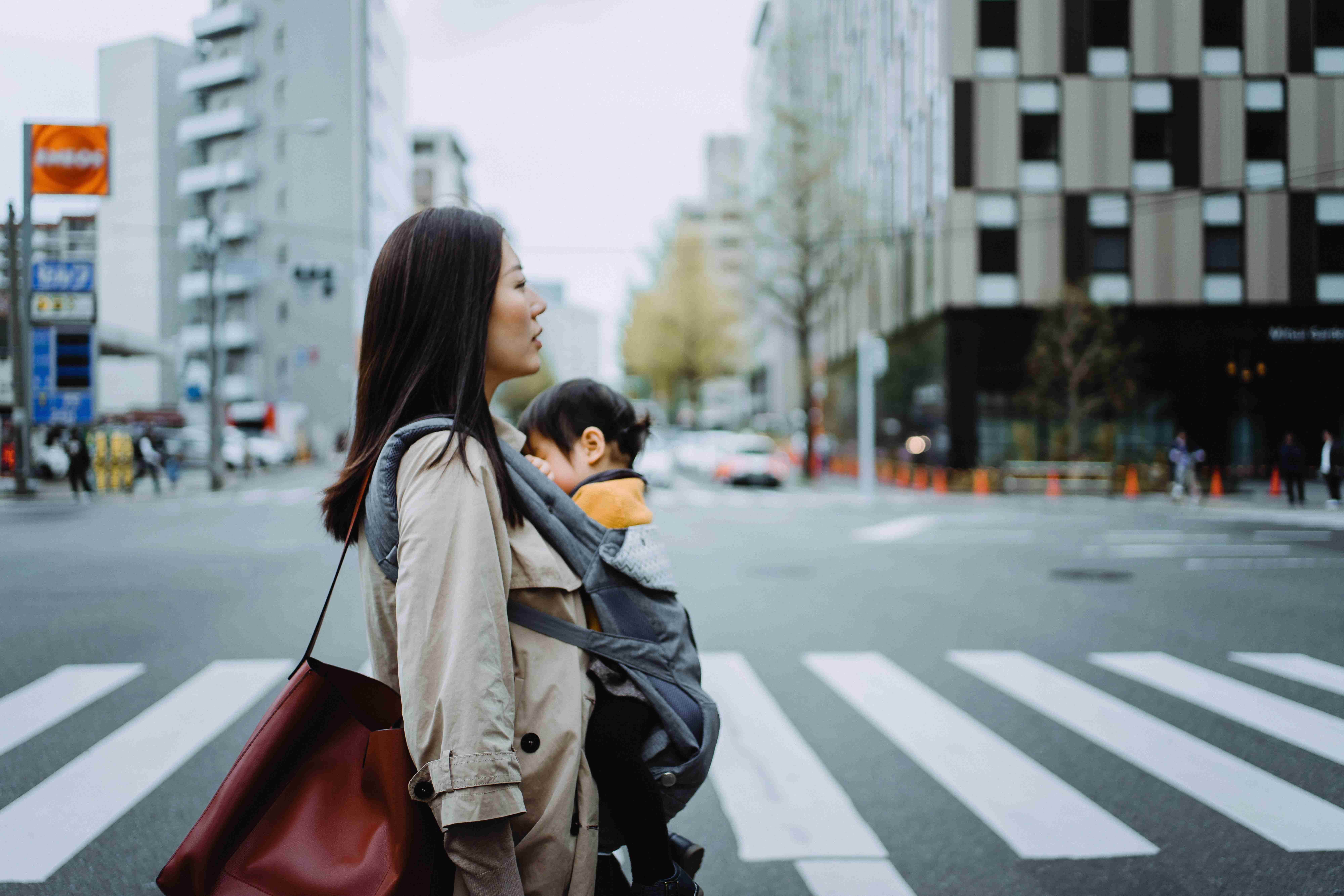 「共働きじゃないと生きてけない…」必死で働けど、子がいるだけで「子持ち様」と揶揄される生きにくいニッポンという大問題【専門家解説】 | FORZA STYLE｜ファッション＆ライフスタイル[フォルツァスタイル]