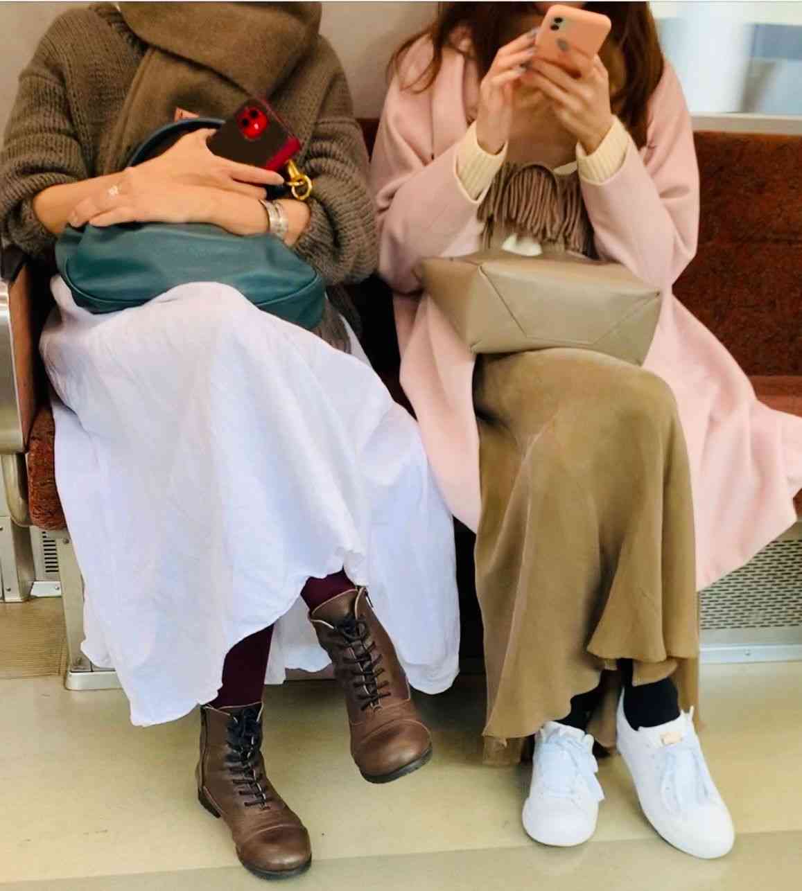 「電車で足を組む人、迷惑って考えに至らないの？」乗客の憤慨投稿が話題。足を組む人に理由を聞いてみた | TRILL【トリル】