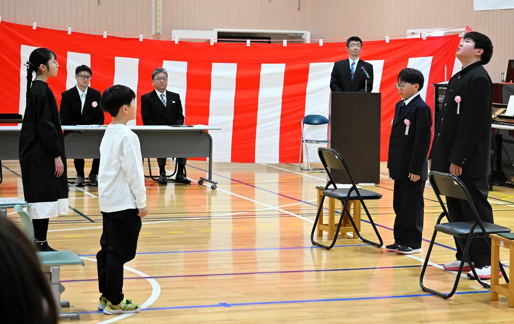 独自の自然体験誇りに門出　休校前の標茶・塘路小中で卒業式：北海道新聞デジタル