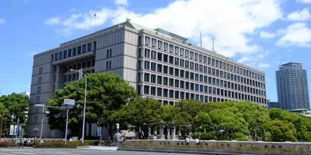 中国人48名“来日直後”に「生活保護」申請…行政が「保護開始決定」せざるを得なかった“法制度の欠陥”とは【行政書士解説】