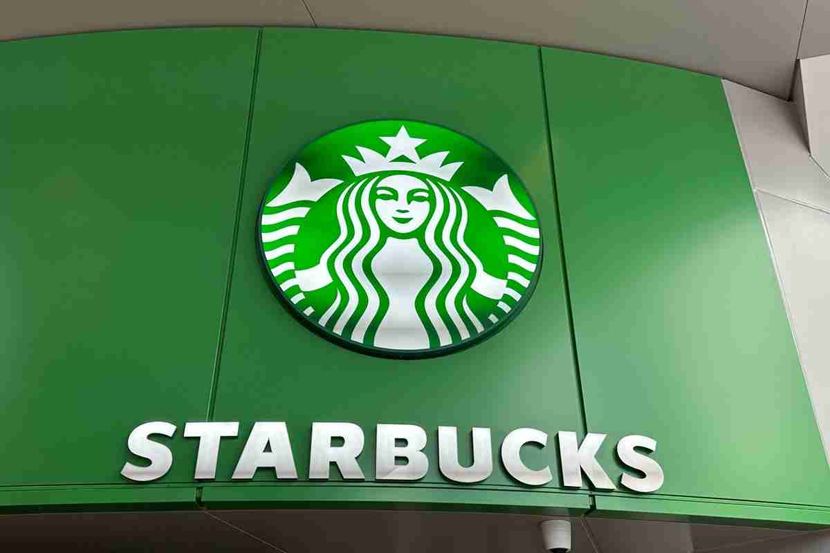 ヘビーユーザーたちが実感する“スタバの変化”「店舗によっては外国人客が増えて大混雑」「モバイルオーダーが増えて店内客が後回し」…都心と郊外では客層も異なり利用方法も使い分け | マネーポストWEB