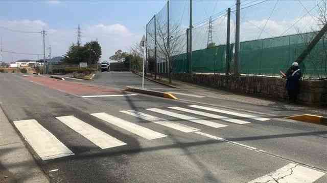 自転車で横断中の女子高校生が大型のミキサー車にはねられ意識不明の重体　滋賀・栗東市