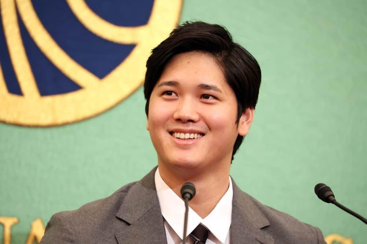 大谷翔平の愛犬デコピン、ソファでくつろぐ＆眠たげショット　「すねてるの？」「お留守番寂しいかな？」: J-CAST ニュース