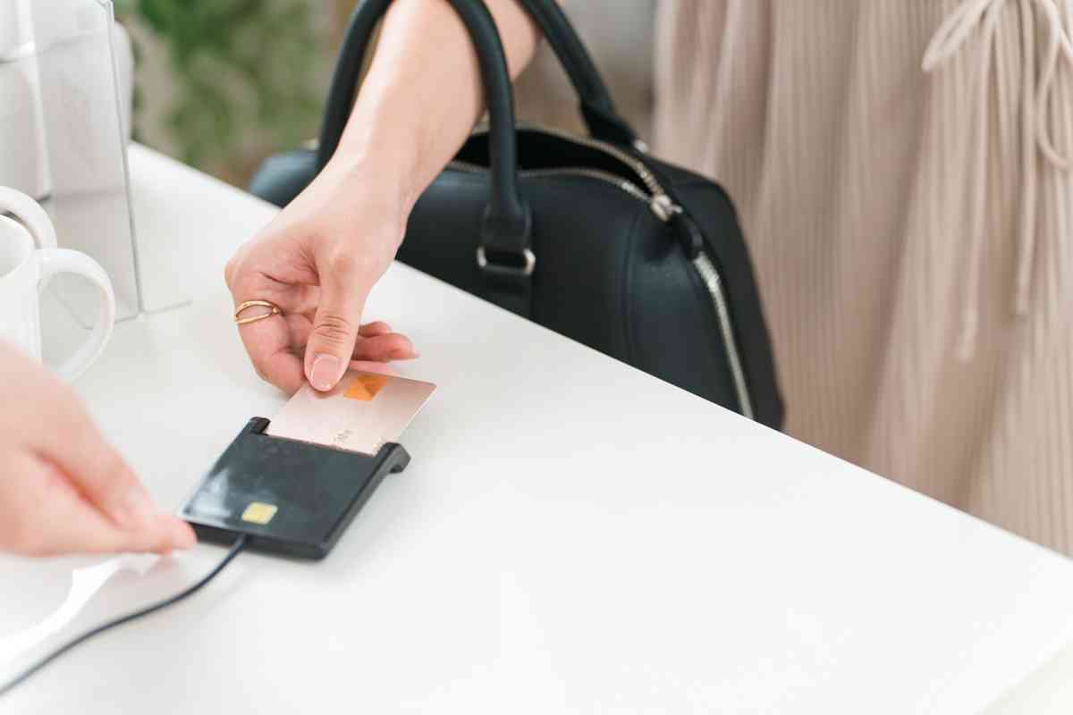 《キャッシュレス決済の落とし穴》「常に数十万円が財布に入っているような錯覚に陥る」…便利さの裏に潜むムダ遣い、ポイント還元の誘い文句から余計な出費も | マネーポストWEB