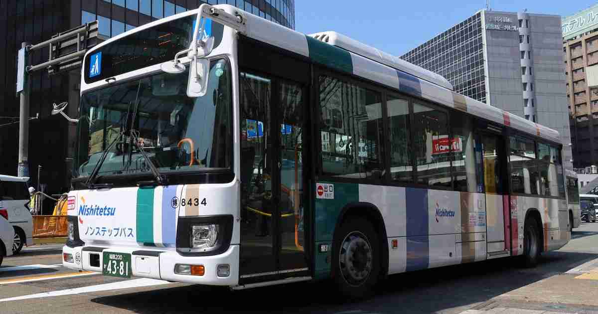 路線バスの扉に客の手挟まれたまま発進　男性が転倒、両足骨折　福岡 | 毎日新聞