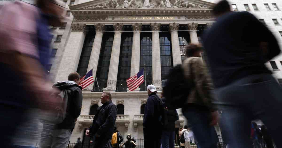 NYダウ一時900ドル安、仮想通貨も急落　関税実施に不安 - 日本経済新聞