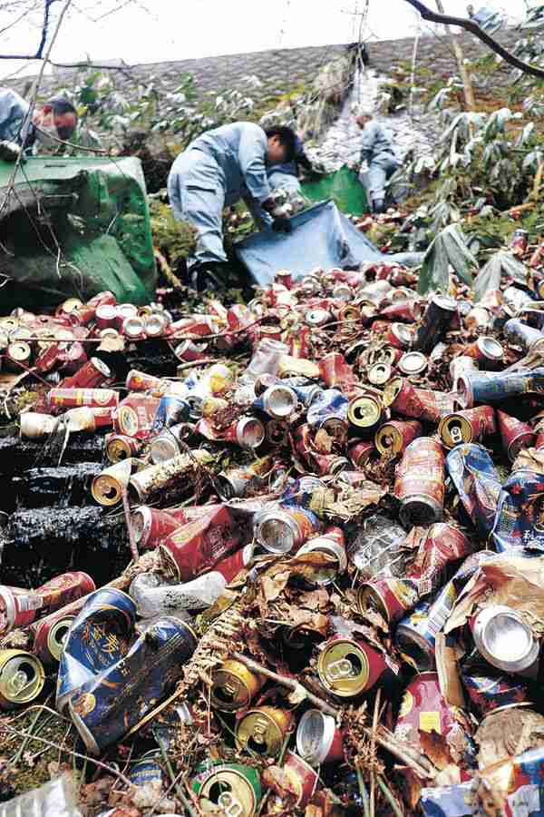 空き缶3000本超不法投棄 金沢北部の桐山 谷底まで「川のよう」