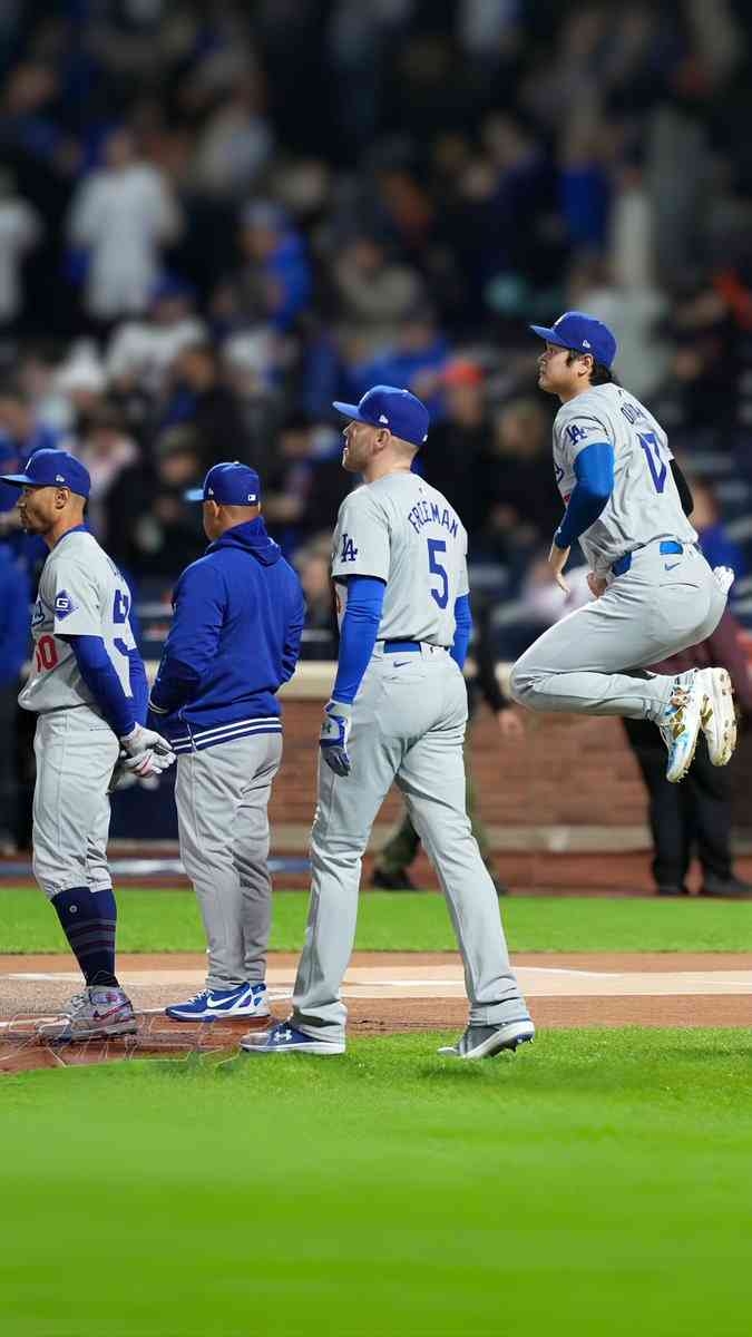 大谷翔平の愛犬デコピン、ソファでくつろぐ＆眠たげショット　「すねてるの？」「お留守番寂しいかな？」