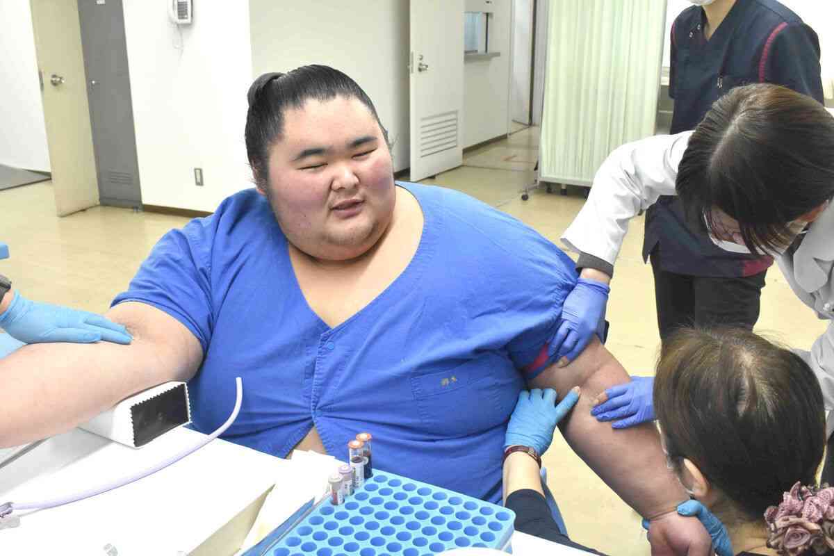 体重220キロ力士　採血で血管見つからず　約45分、3針目「ずっとここにいることになるかと」