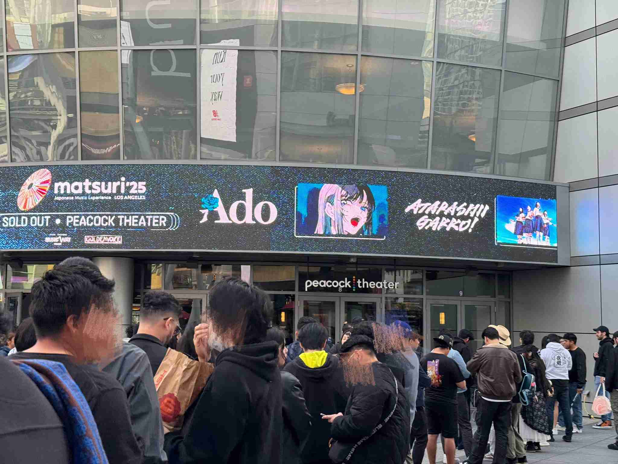 Ado&新しい学校のリーダーズ&YOASOBI LAでパフォーマンス 7000人が熱狂