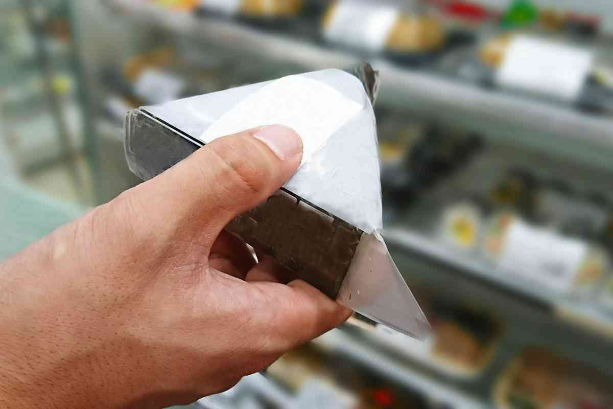 「包装されてて見た目は“無傷”だけど…」スーパーやコンビニで「床に落とした」食料品は責任を持って買うべきか？ コンビニで目撃された、おにぎりを落とした男性の“見たくなかった”行為 | マネーポストWEB