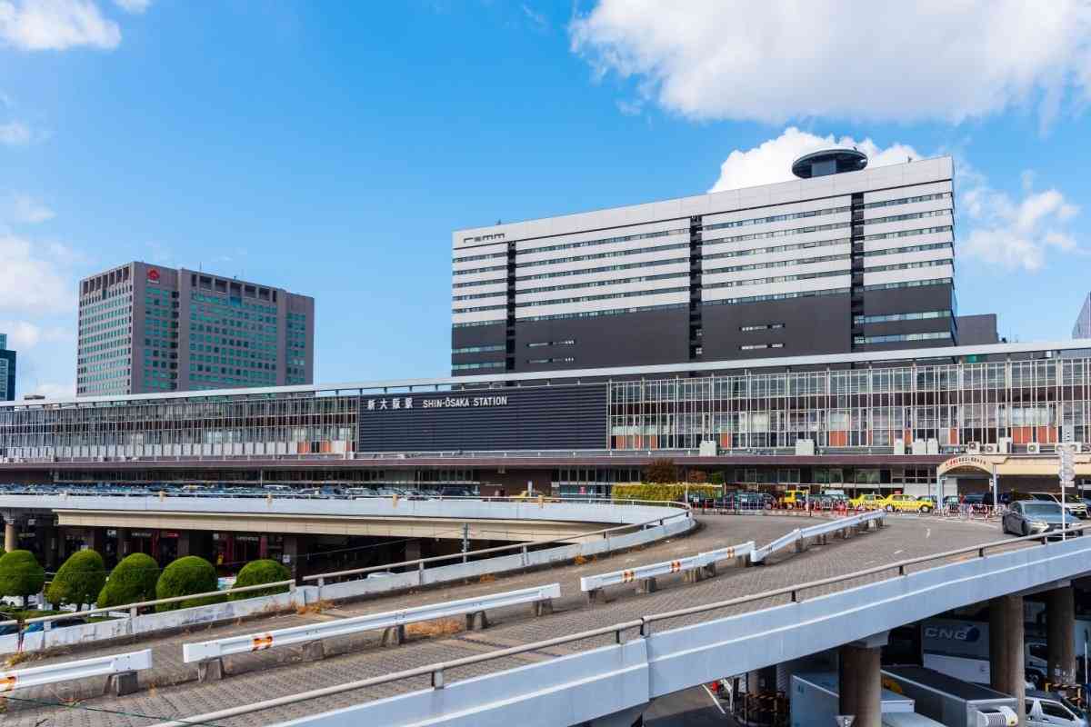 新大阪駅で551蓬莱の豚まんを買うのは甘い？予想以上の大行列に「おすすめ店舗」を伝える声が続々 どの店舗で買う？ | LIMO | くらしとお金の経済メディア
