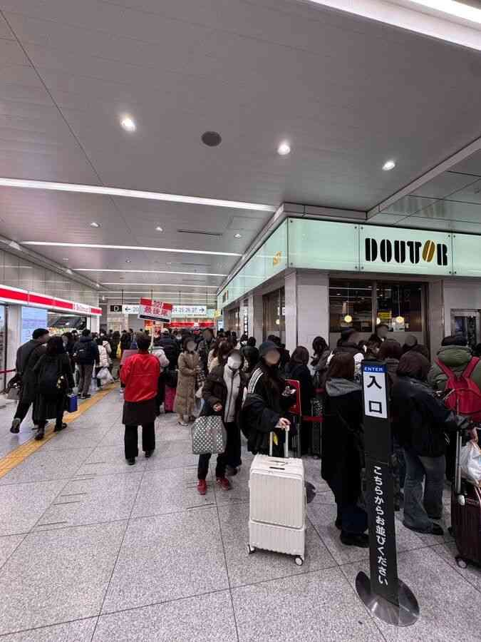 新大阪駅で551蓬莱の豚まんを買うのは甘い？予想以上の大行列に「おすすめ店舗」を伝える声が続出