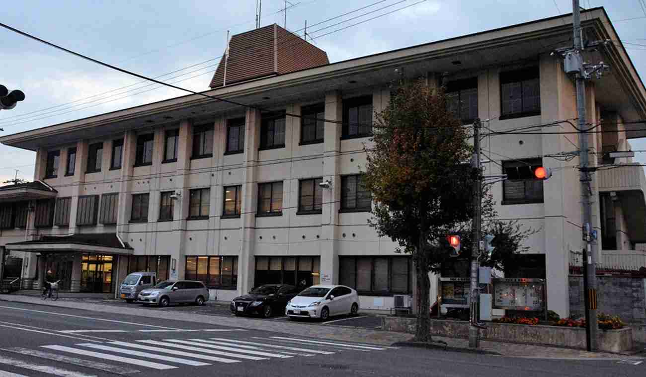 牛乳配達業の82歳男性、ごみ収集車にはねられ死亡　片側1車線の直線道路（京都新聞） - Yahoo!ニュース