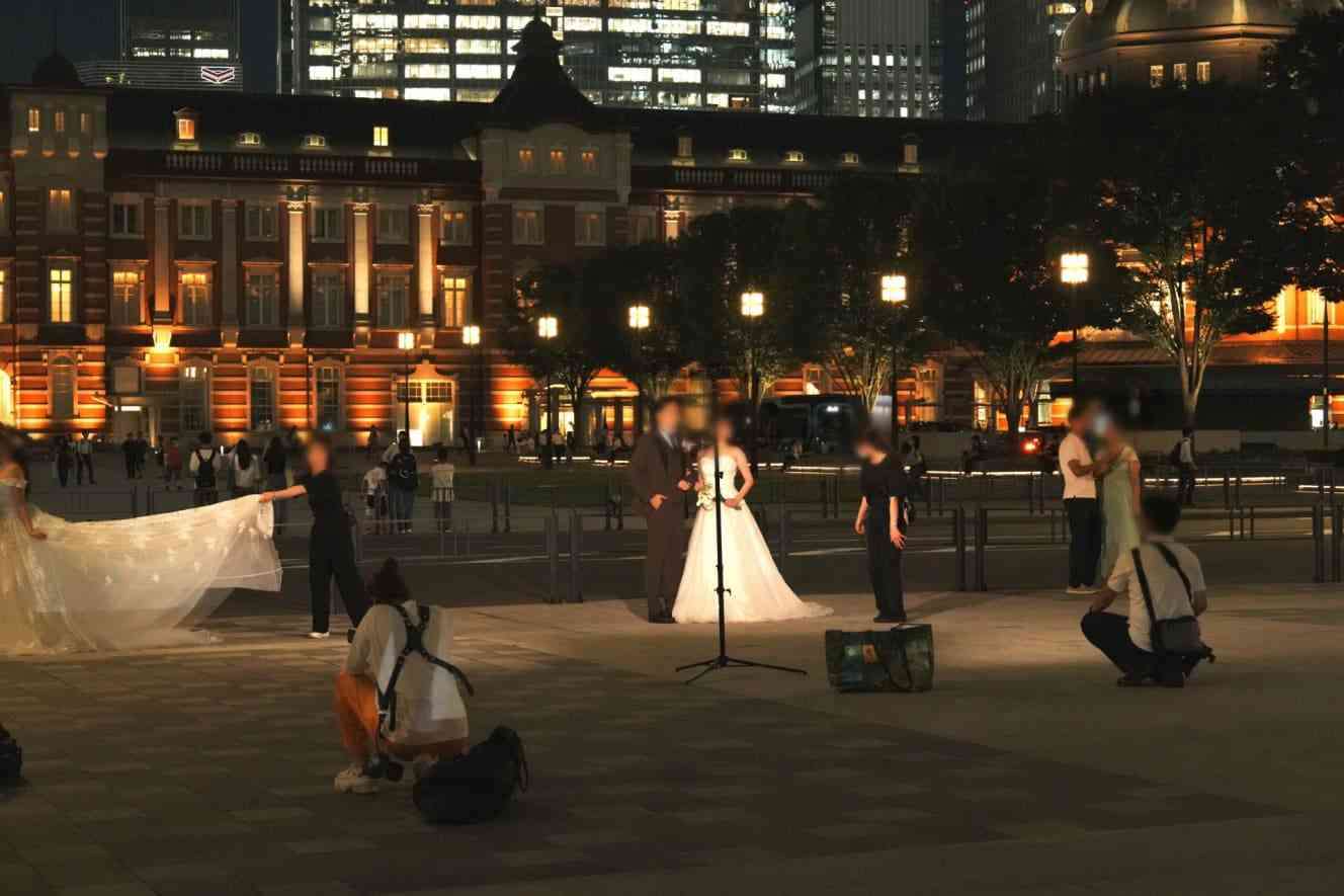 結婚式のウエディングフォト撮影で東京駅が大混雑…一部の迷惑な撮影者が「通行人に暴言」を吐くことも