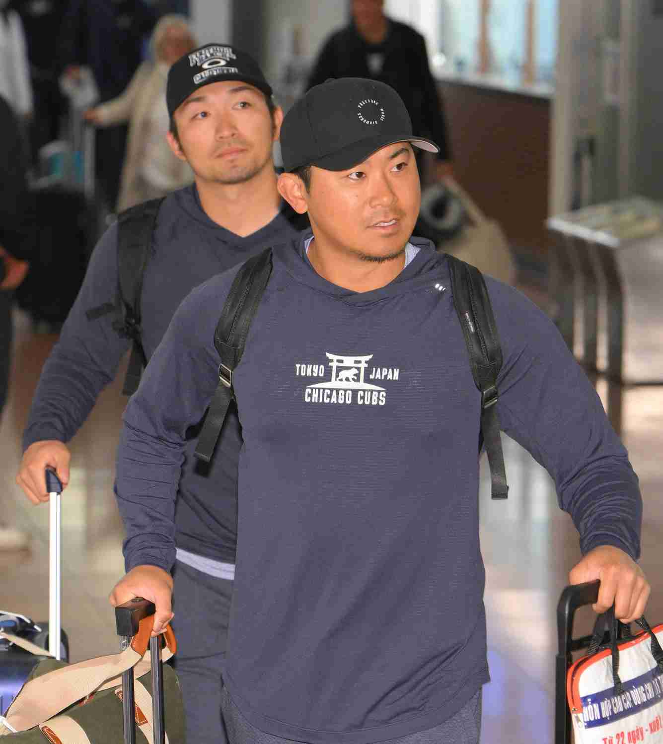 警察出動！カブスが厳戒態勢で羽田空港に到着　ロビーにはパーティションが立てられ姿形は見せず（日刊スポーツ） - Yahoo!ニュース