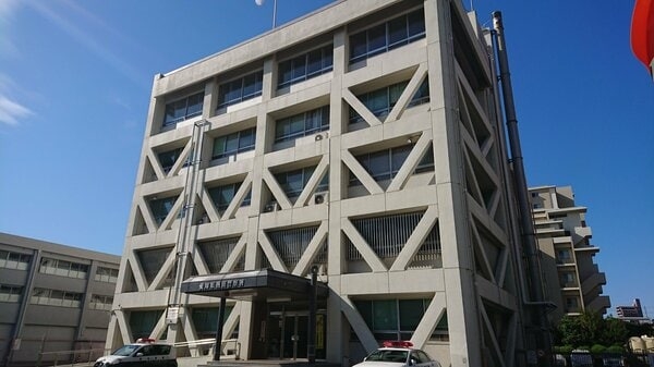 駅のホームで15歳女性が背負ったリュックサックに体液をかけたか 小学校教師の34歳男を器物損壊容疑で逮捕｜FNNプライムオンライン