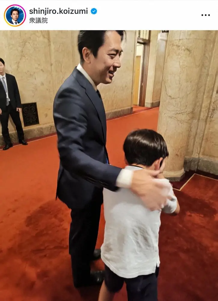 小泉進次郎氏、ファンだという男の子にあいさつ→大号泣…「なんて素敵な」「さすが小泉様」対応に称賛の声