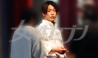 《メディアはダメだ》亀梨和也、着ていたシャツに書かれていた“意味深”メッセージ　KAT-TUNラストステージは実現するのか…ファンの期待をよそにアパレル業に注力 (1/4)| 女性セブンプラス
