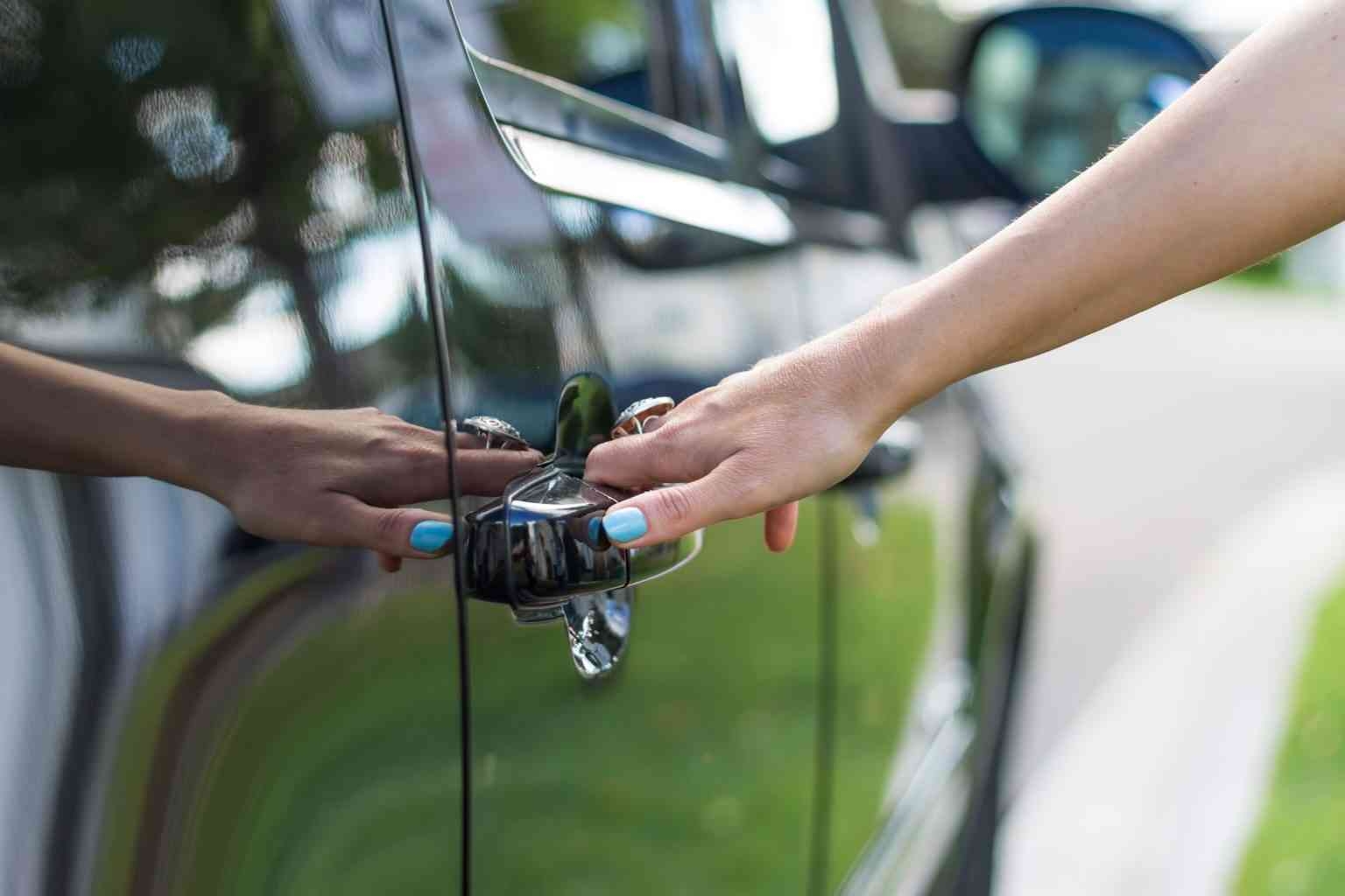 車のドアノブにつけられたリボンの意味は…　通報した女性が怖すぎる情報を公開