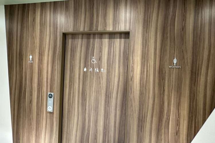 「男と女を間違えちゃう…」最近のトイレマークが難解すぎる！利用者からも施設側からも困惑の声が続々　「女子トイレからおじいちゃんが出てきた」「『男』『女』と記載したテープを貼るように」