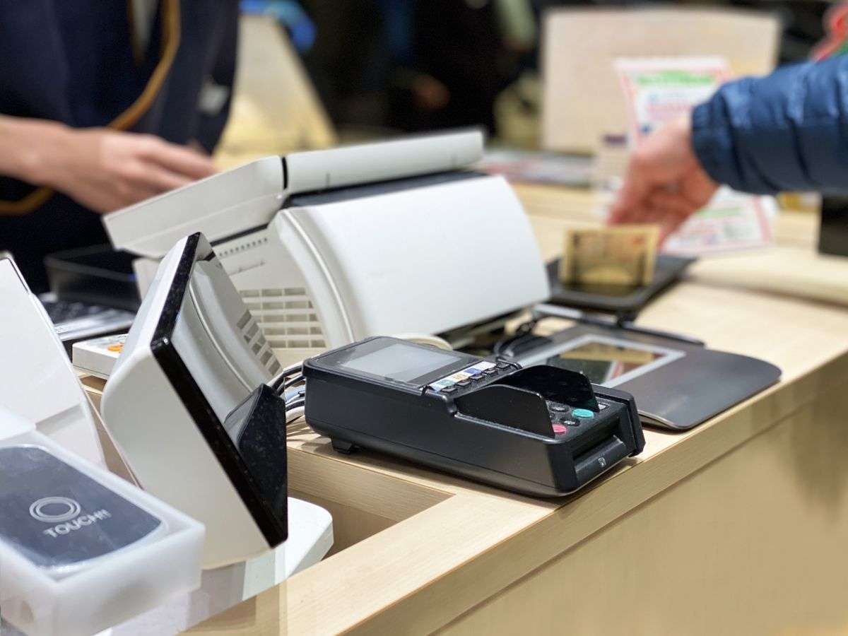 店員「コンビニ店員に“愛想よくしろ”はやめてくれ」投稿に賛否あつまる「賃金安いしやってられない」「必要最低限のやりとりはしっかりして」