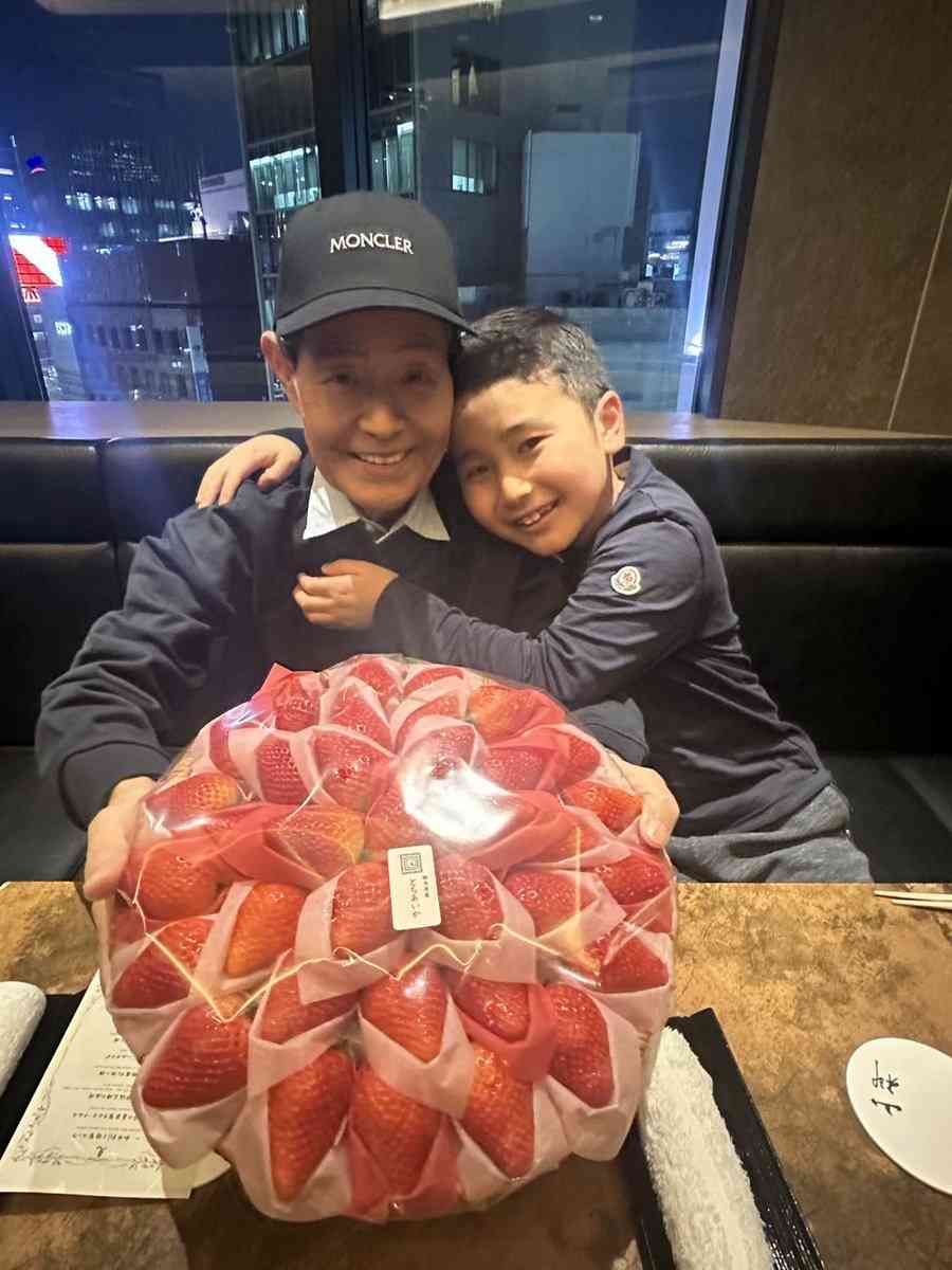 「食事中に帽子は…」萬田久子〝全身ピンクの食事ショット〟に物議「帽子とコート着たまま…マナーとしてどうなの?」「オシャレなのは認めるけど」