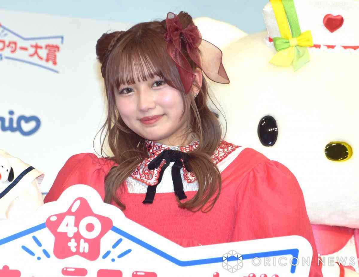 辻ちゃん長女・希空、猫耳ヘア&赤ドレスで“ハローキティ愛”を爆発