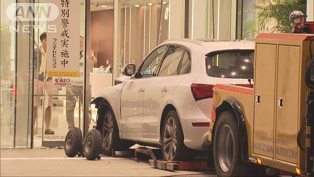 深夜のフジテレビ玄関に車が激突してガラス大破…この衝撃的瞬間をリアルタイムで収めた人たちがいた