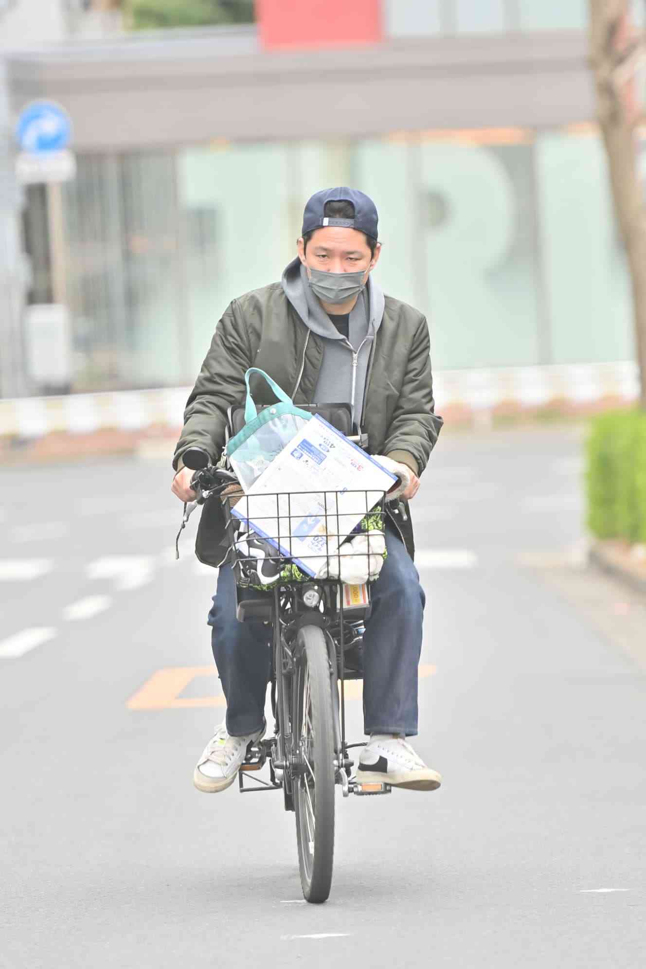 険しい表情で向かった先は…完全復帰を目指す渡部建「高級住宅街を自転車で爆走」姿を発見！