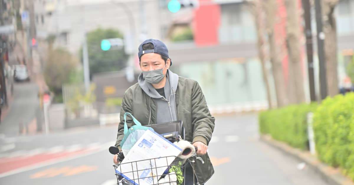 険しい表情で向かった先は…完全復帰を目指す渡部建「高級住宅街を自転車で爆走」姿を発見！ | FRIDAYデジタル