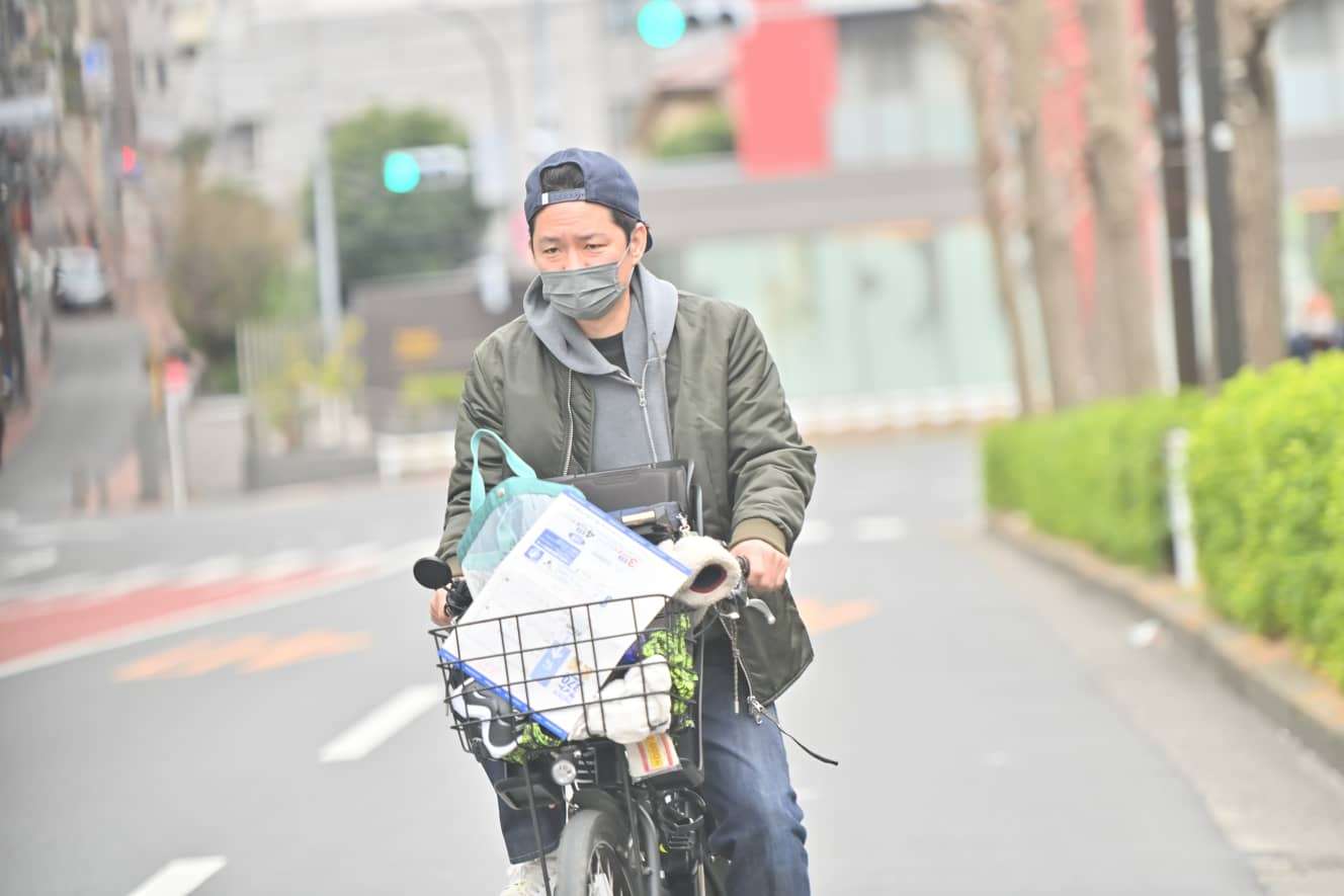 険しい表情で向かった先は…完全復帰を目指す渡部建「高級住宅街を自転車で爆走」姿を発見！