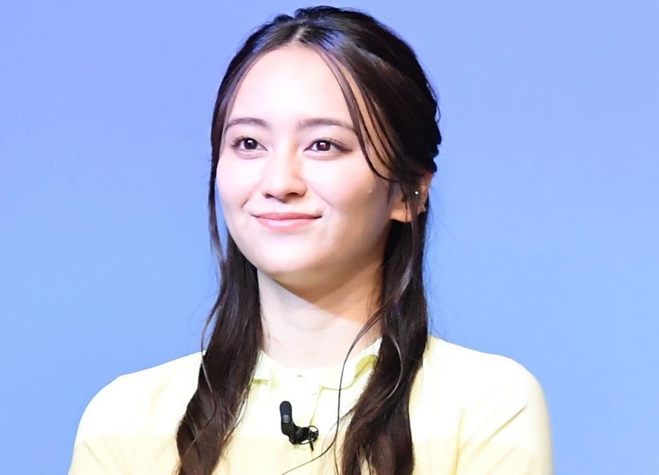 美麗文字が光る!岡田結実 結婚を発表「25歳の誕生日にお伝えするつもり」が報道され、予定より早く