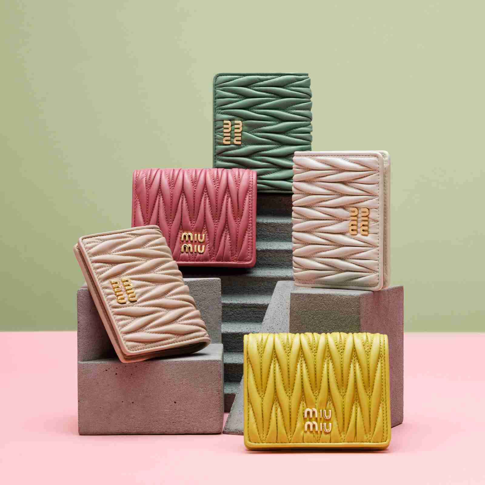 「Miu Miu」の財布が欲しいと言う妻。周りのママ友がブランド財布ばかり持っているそうなのですが、30代の平均年収はそんなに高いのでしょうか?