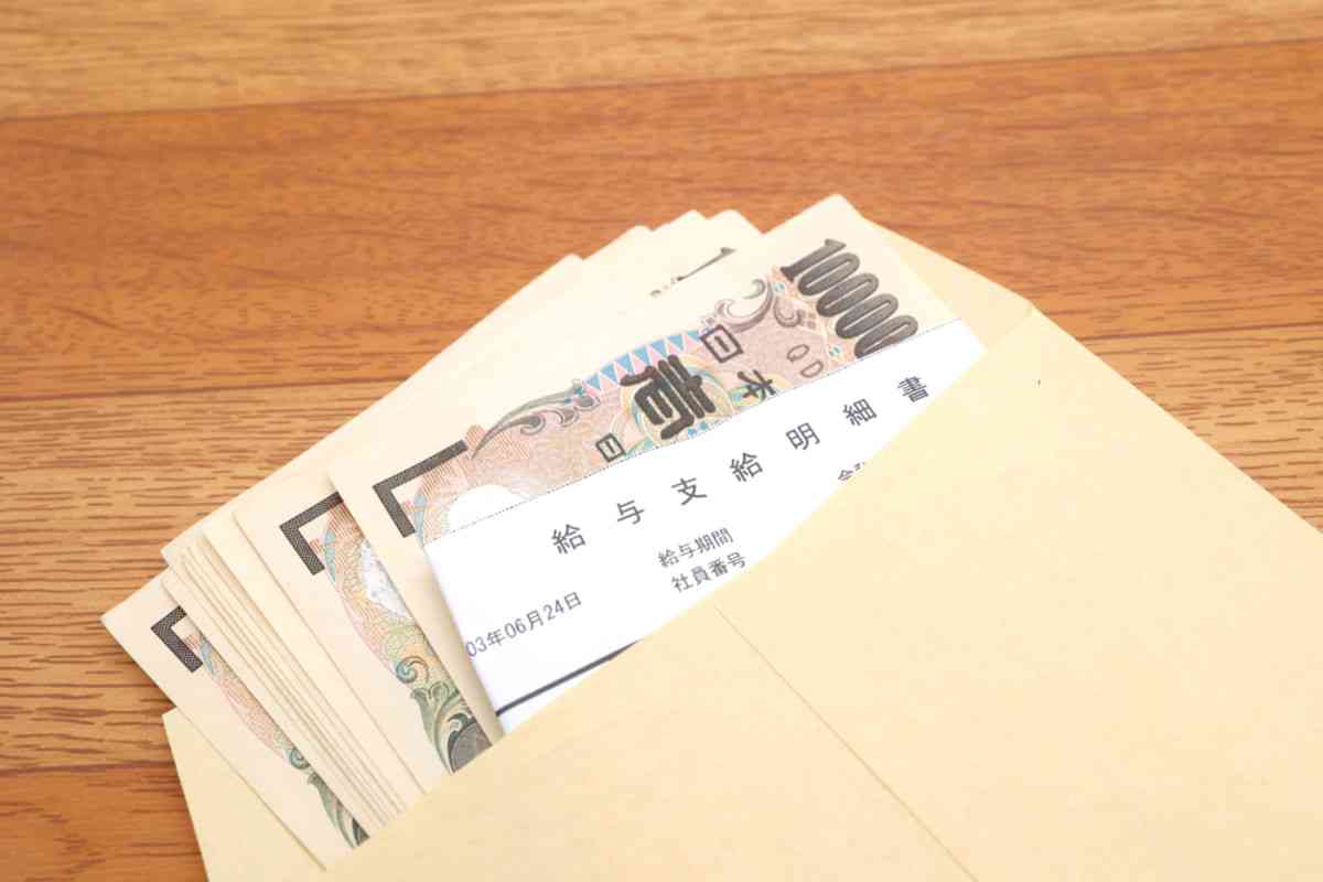 「Miu Miu」の財布が欲しいと言う妻。周りのママ友が「ヴィトン」や「Miu Miu」などのブランド財布ばかり持っているそうなのですが、30代の平均年収はそんなに高いのでしょうか？|ファイナンシャルフィールド|﻿年収