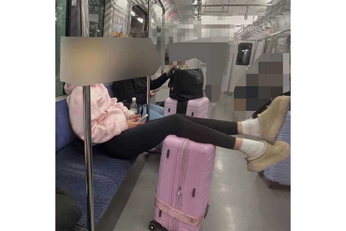 「これはさすがに迷惑」　外国人客がスーツケースに足を乗せて電車内で“通行妨害”　ネット怒り