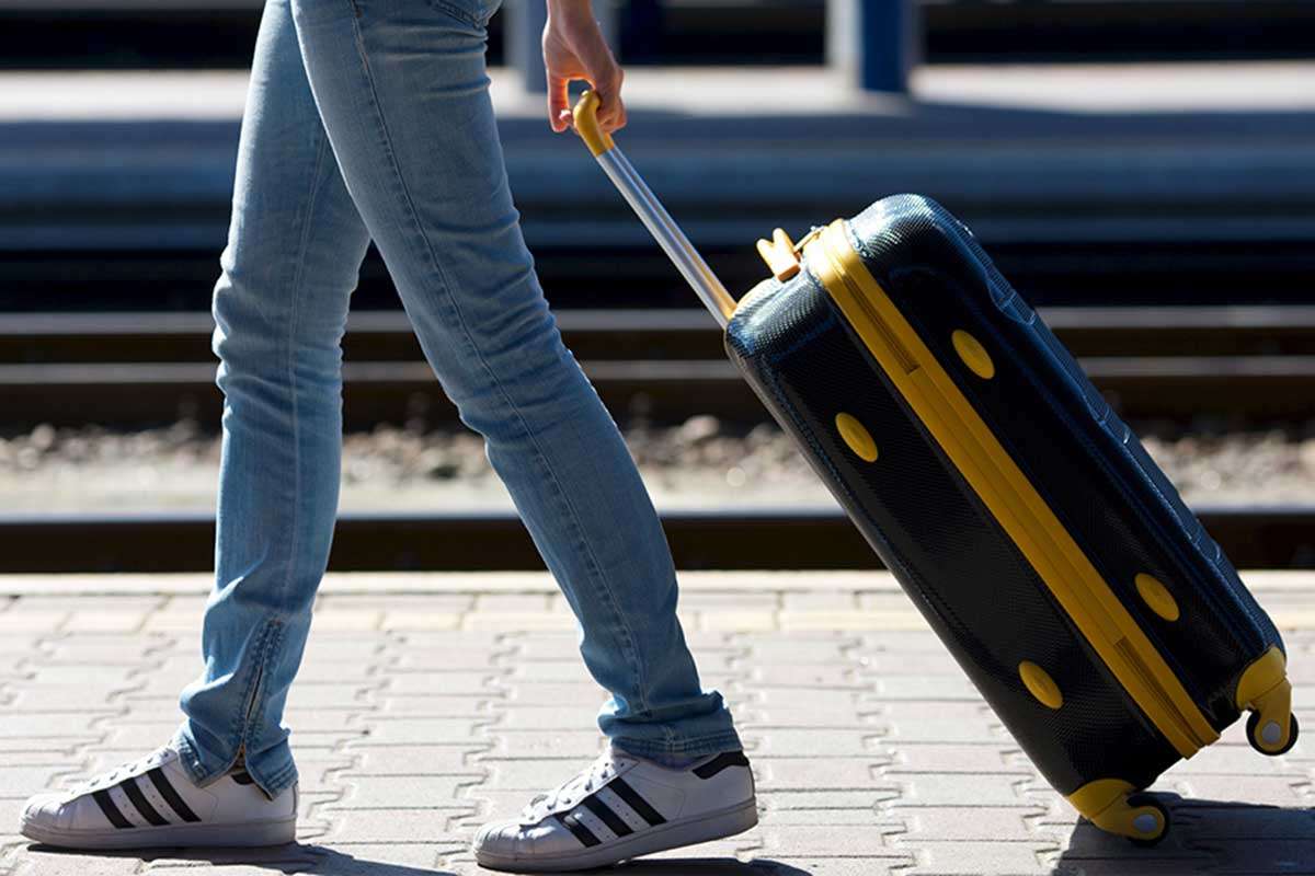 「これはさすがに迷惑」　外国人客がスーツケースに足を乗せて電車内で